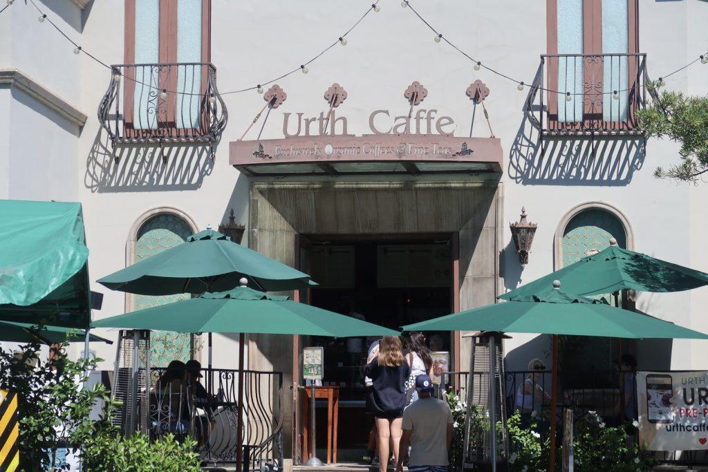 Urth Caffe en Santa Mónica estará repleto de clientes el 24 de septiembre.  El lugar contó con dos terrazas para cenar al aire libre donde los clientes podían disfrutar de la ubicación ideal del café en el corazón del centro de Santa Mónica.