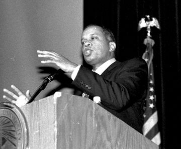 Juan Williams speaks to students at Firestone Fieldhouse about race relations