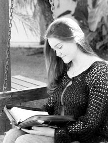Sophomore Lauren Nasman take a momten from her day to be in God's word. Photo/Selin Karli