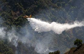 Plane puts out a fire in the canyon