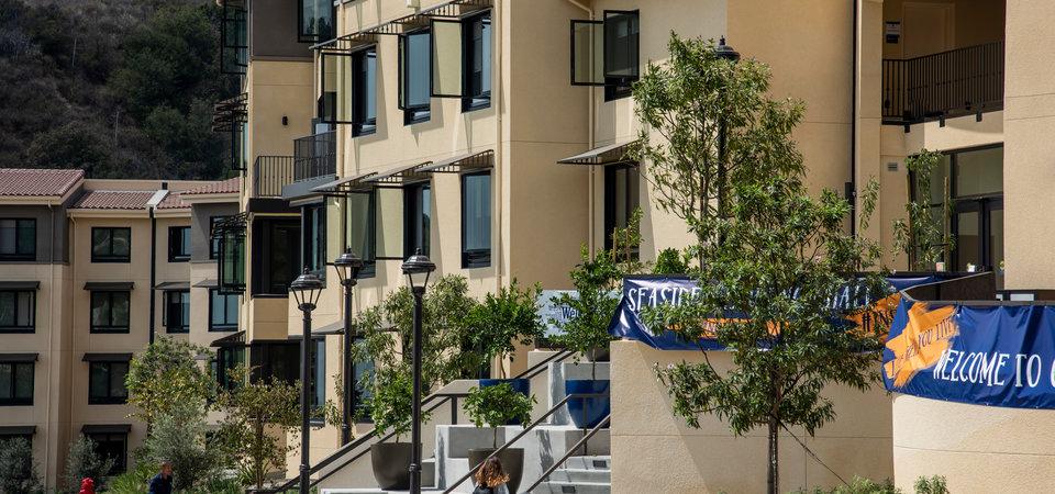 The front of Seaside Residence Hall. Newly completed in 2018, Seaside is the largest residence hall on campus and houses a large number of sophomores, juniors and seniors living on campus. Photo courtesy of Pepperdine Housing and Residence Life.