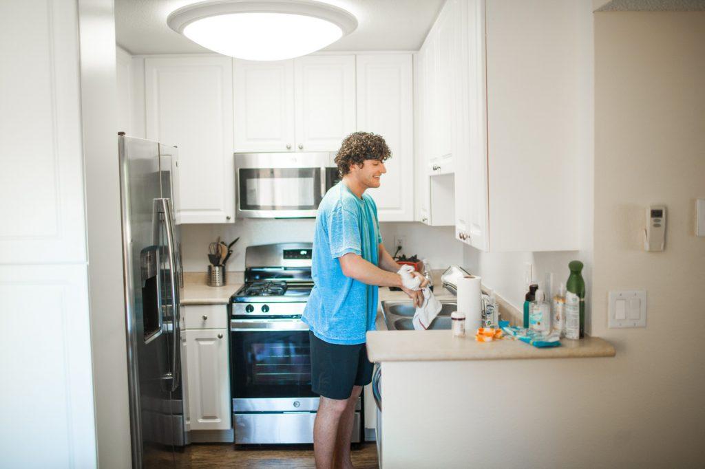 Junior Mikey Shahinian stands in his kitchen at the Malibu Canyon Apartments. Shahinian reunited with friends from his year abroad in Buenos Aires by moving to the Malibu area. Photo by Jaylene Ramli