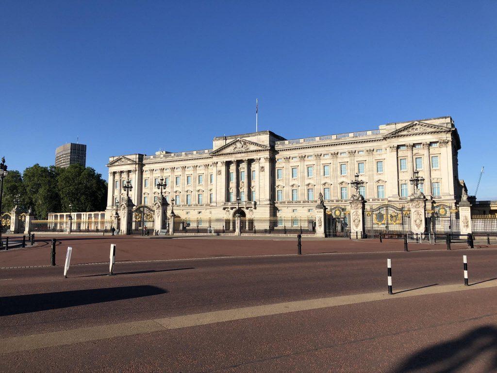 Associate Director for the London program Jenny Ryan takes a photo of Buckingham Palace in June 2020 when no tourists are around. The lockdown in the U.K. began March 23, about a week after Pepperdine students left London. Photo courtesy of Jenny Ryan