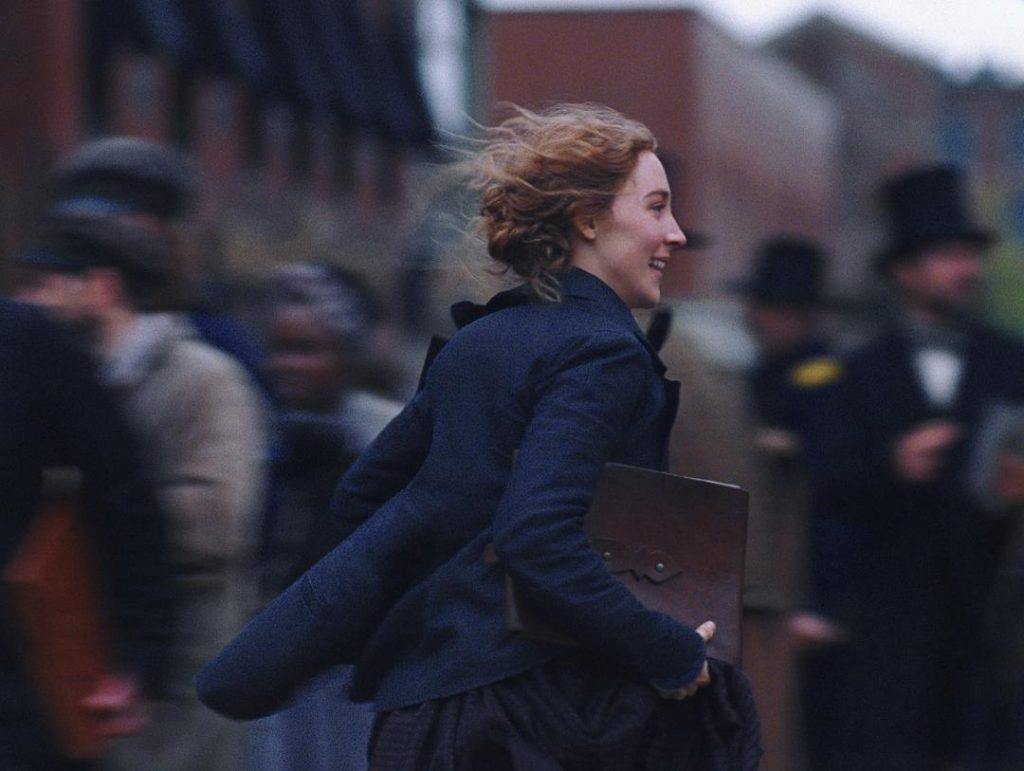 جو پس از انتشار آثارش با هیجان در امتداد خیابان می دود. رونان همچنین در اولین کارگردانی فیلم «لیدی برد» گرتا گرویگ ظاهر شد.