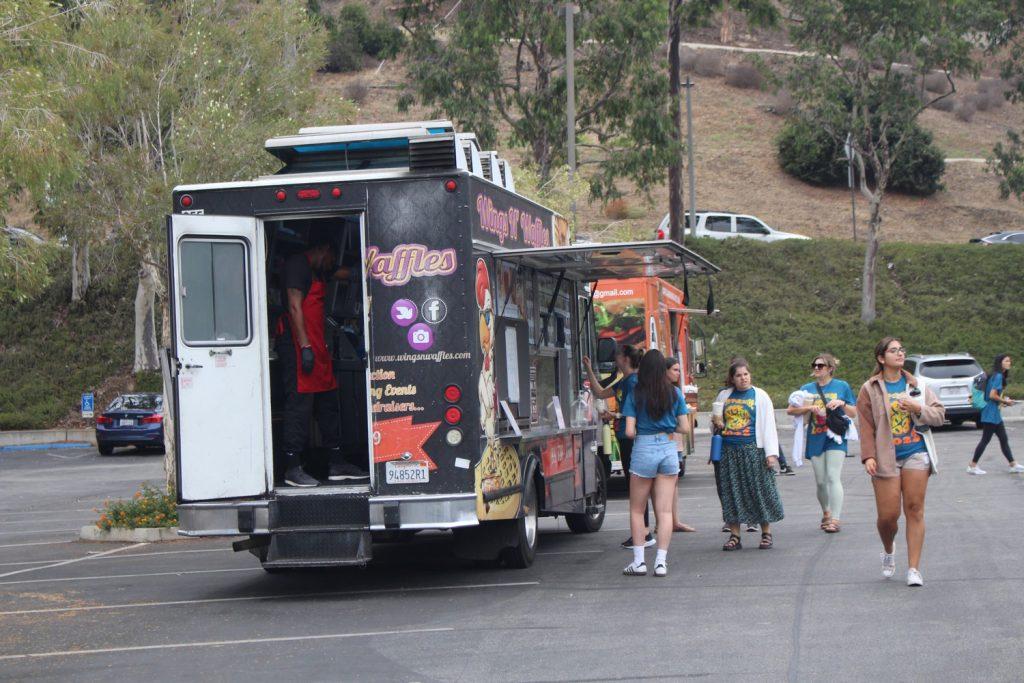 Pepperdine students grab lunch from the food trucks on campus in the main parking lot. Students served with various organizations on and off campus. Photo by Chloe Chan
