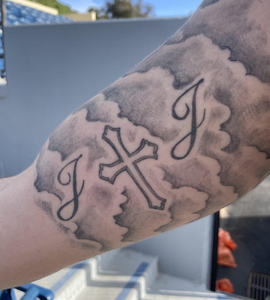 Baseball freshman pitcher Hunter Jansen shows off the tattoo for his uncle Justin on his right bicep. In 2021, Hunter got the tattoo in memory of his uncle. Photo by Alex Clarke