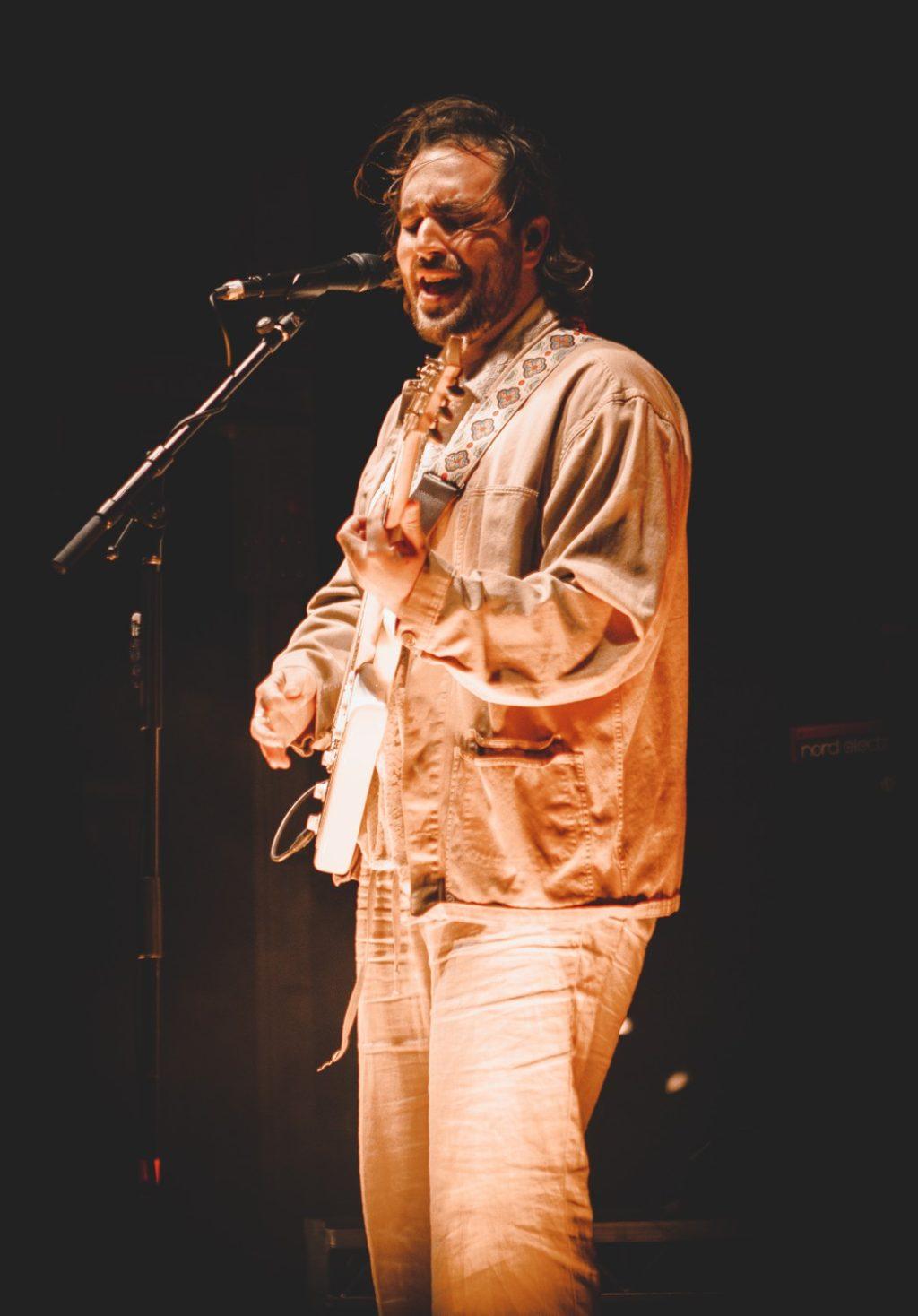 Fiji Blue sings several songs on Alumni Park during PSMA on March 25. Students sang along and danced during his setlist. Photo by Sammie Wuensche