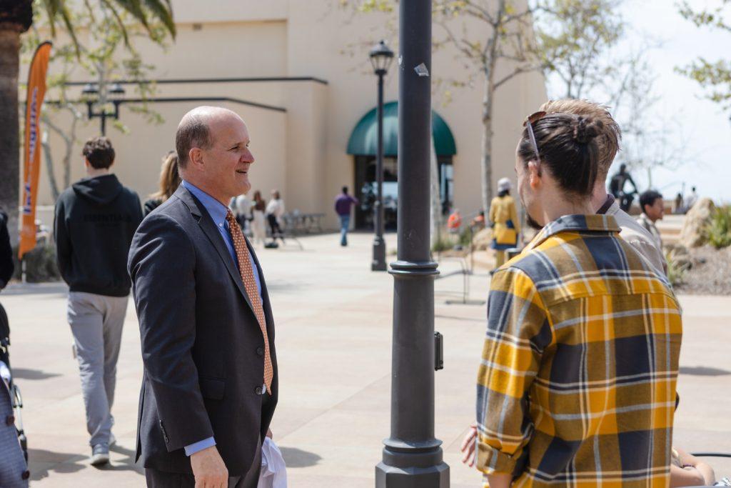 President Jim Gash speaks with an admitted student on Main Campus on March 31. Gash said Pepperdine will love, strengthen and challenge students.
