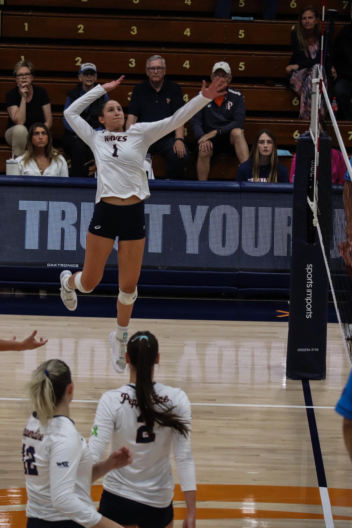 Women's Volleyball Sweeps Santa Clara for 10th Straight Victory ...