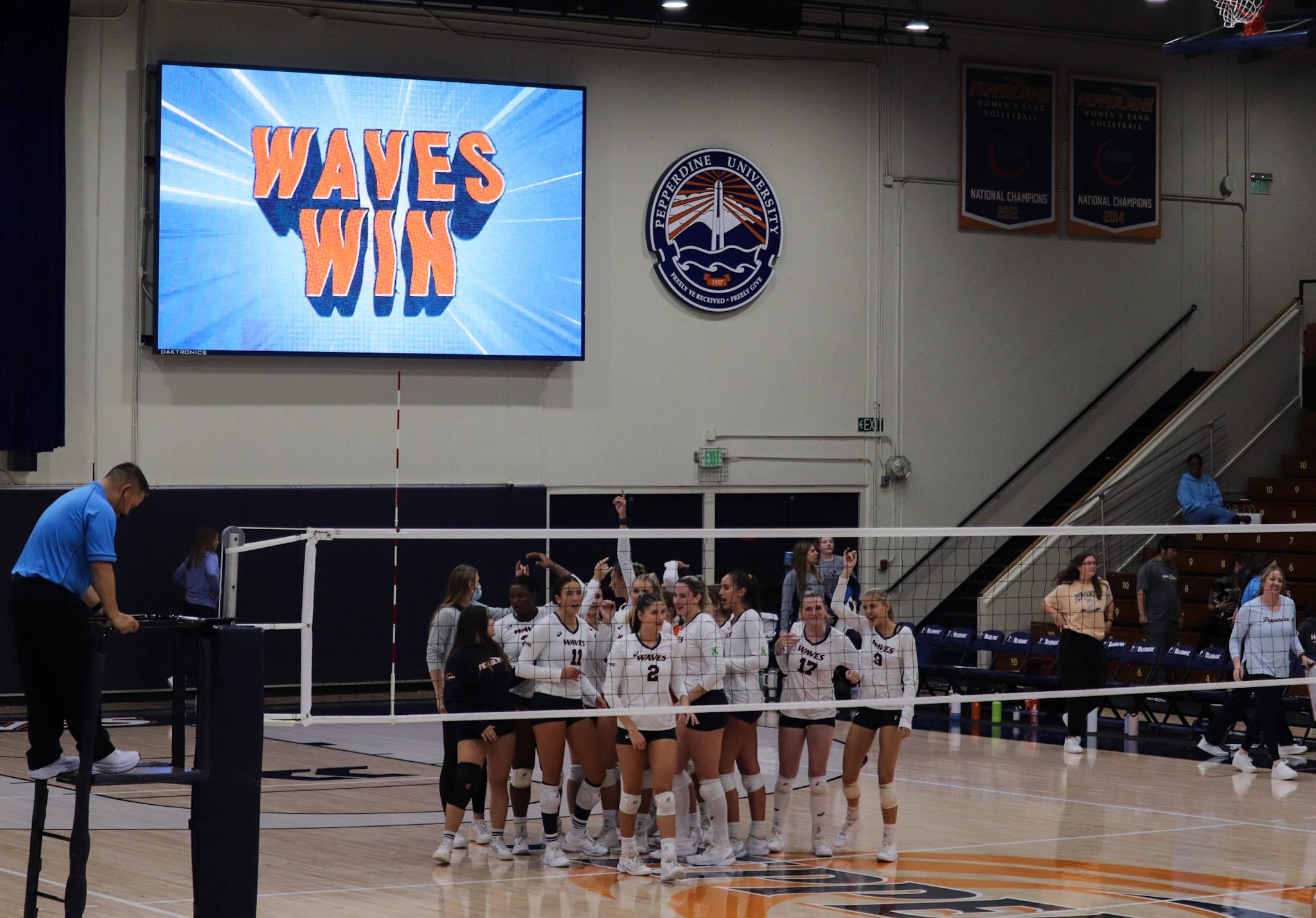 Women's Volleyball Sweeps Santa Clara for 10th Straight Victory