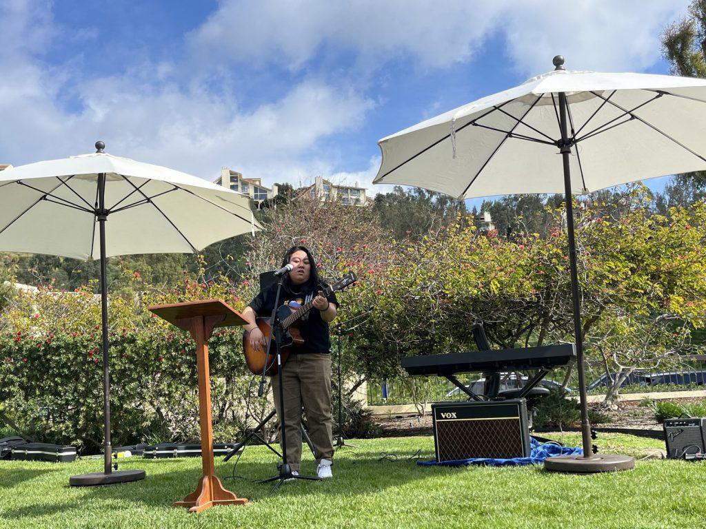 Emily Fukuda performs on the front lawn at the Caruso School of Law on Feb. 14. Fukuda introduced herself and provided a backstory for the song she performed. Photo by Viviana Diaz