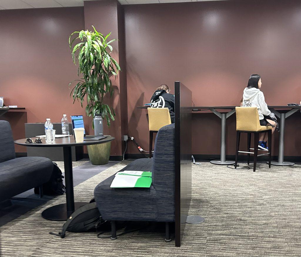 Belongings lay scattered on a table and bench in Payson Library near the on-campus Starbucks on Feb. 21. Items were left alone for some time without being taken. Photo by Yamillah Hurtado