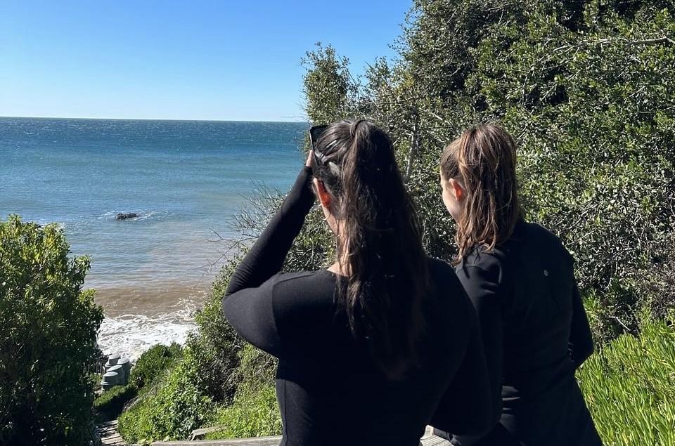 First-year Ming Hsu (left) and junior Laci Bowman (right), founder of the Hot Girl Walk Club, look out at Broad Beach during their weekly walk Feb. 9. During their first year, Bowman and Morse said they looked for an uplifting workout community. Photo courtesy of Laci Bowman