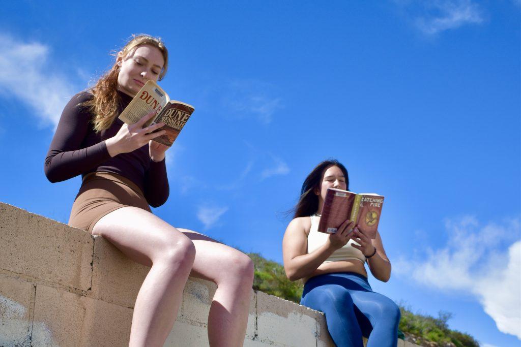 Juniors Ara Reyes and Kate Ho read dystopian fiction in Puerco Canyon on March 23. Dystopian Fiction reflects cultural anxiety Mike Stock, professor of English and film, said. Photo by Mary Caufield