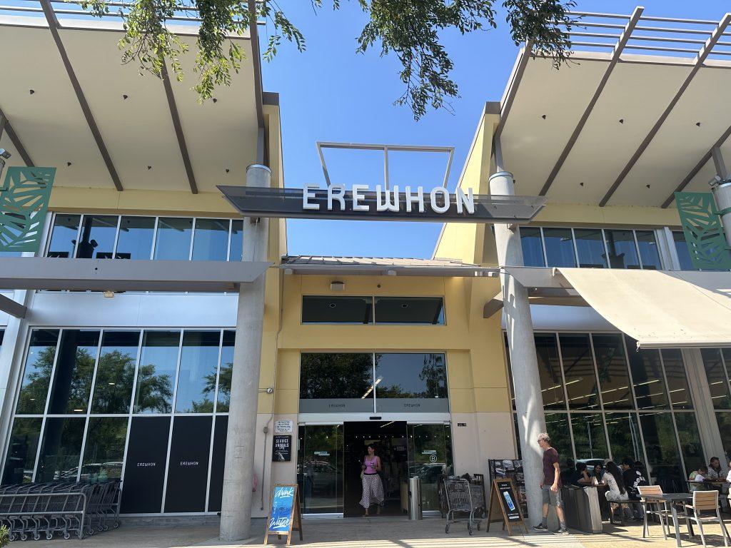 The Calabasas Erewhon was bustling Sunday, Aug. 25. The buffalo cauliflower, a signature dish at the store's hot bar, costs $20 per pound. Photo by Henry Adams