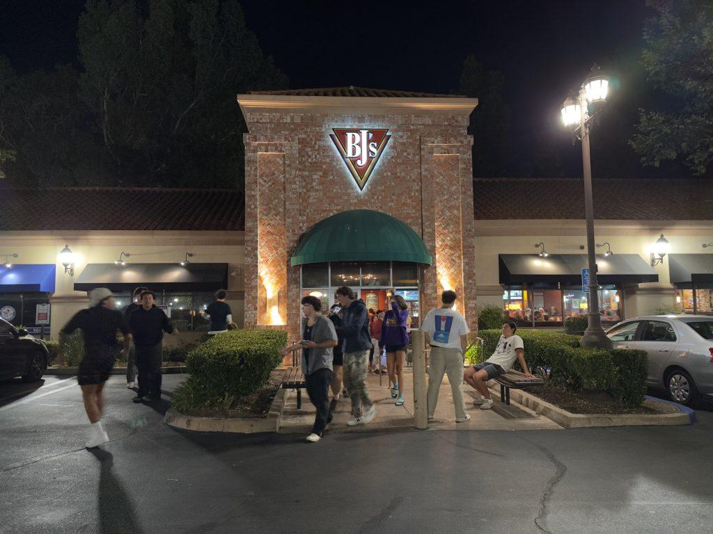 BJ's Restaurant & Brewhouse in Westlake Village is bustling with Pepperdine students around 9 p.m. Aug. 27. Wait times were upwards of an hour for customers. Photo by Henry Adams