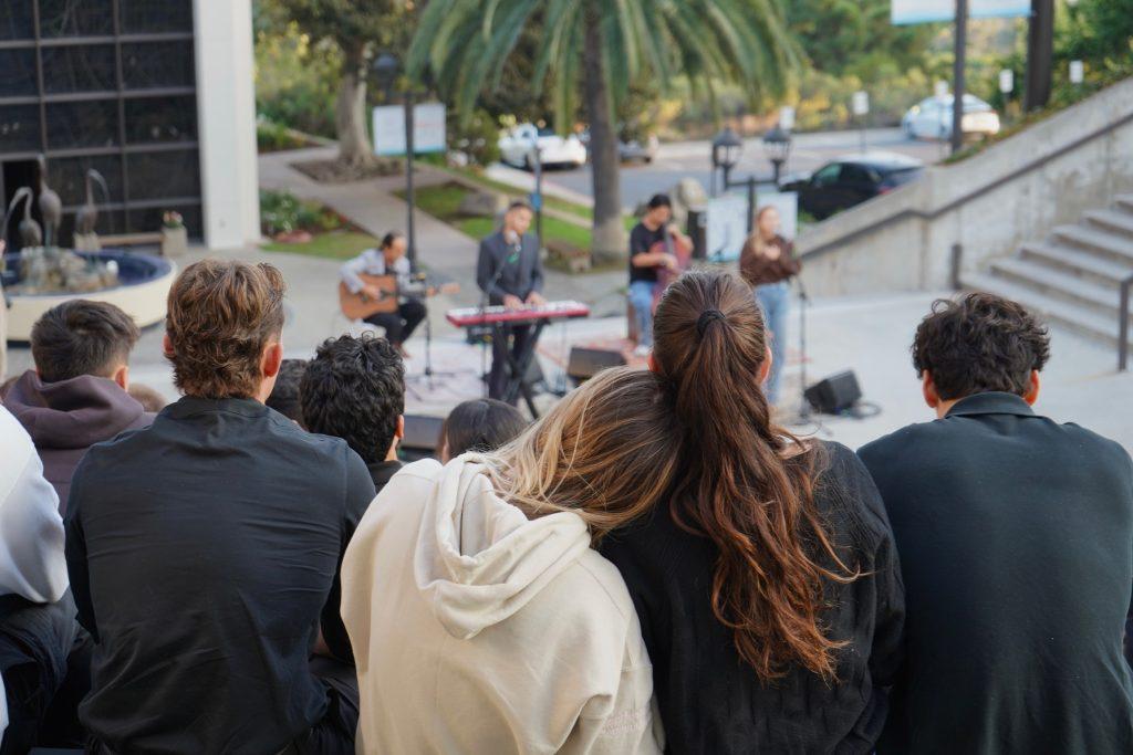 The Pepperdine community gathers in the Amphitheatre on Oct. 17 to remember the lives of Niamh Rolston, Peyton Stewart, Asha Weir and Deslyn Williams. Waves Worship sang “Give Me Jesus.”