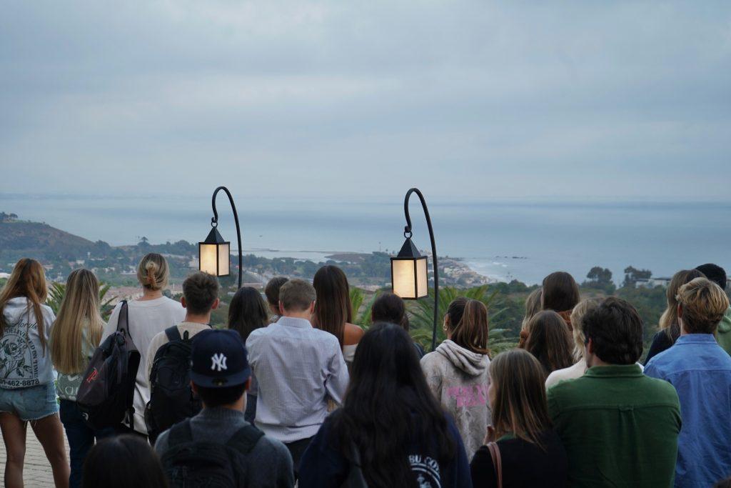 Pepperdine students, faculty and alumni gather Oct. 17 to remember the lives of the four women: Niamh Rolston, Peyton Stewart, Asha Weir and Deslyn Williams, whose lives were taken in a crash on PCH. Pepperdine held the Four Lights Remembrance Ceremony in honor of the one-year anniversary. Photos by Liam Zieg