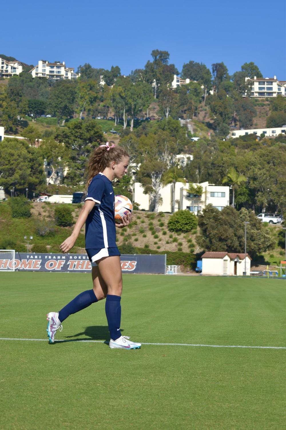 Graduate midfileder/forward Tori Waldeck takes the ball for a Pepperdine corner kick Oct. 9 at Tari Frahm Rokus Field. Waldeck was recently named WCC Player of the Week following her four-goal performance across two games, securing a hat trick against Gonzaga on Oct. 5.