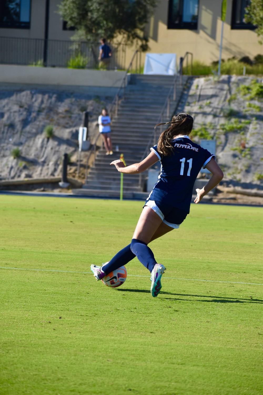 Junior midfielder/forward Tatum Wynalda controls the ball Oct. 2 at Tari Frahm Rokus Field. Wynalda scored her first goal of the season against Washington State.