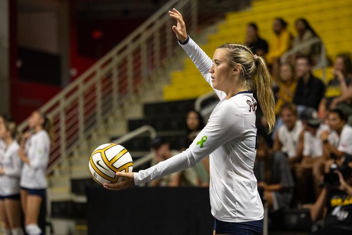 Sophomore libero/defensive specialist Laine Briggs prepares a serve against Long Beach State on Sept. 21, at the Walter Pyramid. Briggs came into this matchup following a six-dig performance against Washington on Sept. 20. Photos courtesy of Ethan Cohen/Long Beach Current