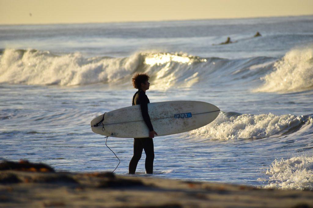 Freshman Jamie Reed gets ready to surf at Zuma Beach on Oct. 30. The Pepperdine Club Surf team practices once a week at Zuma Beach on Wednesday mornings. Photos by Mary Elisabeth