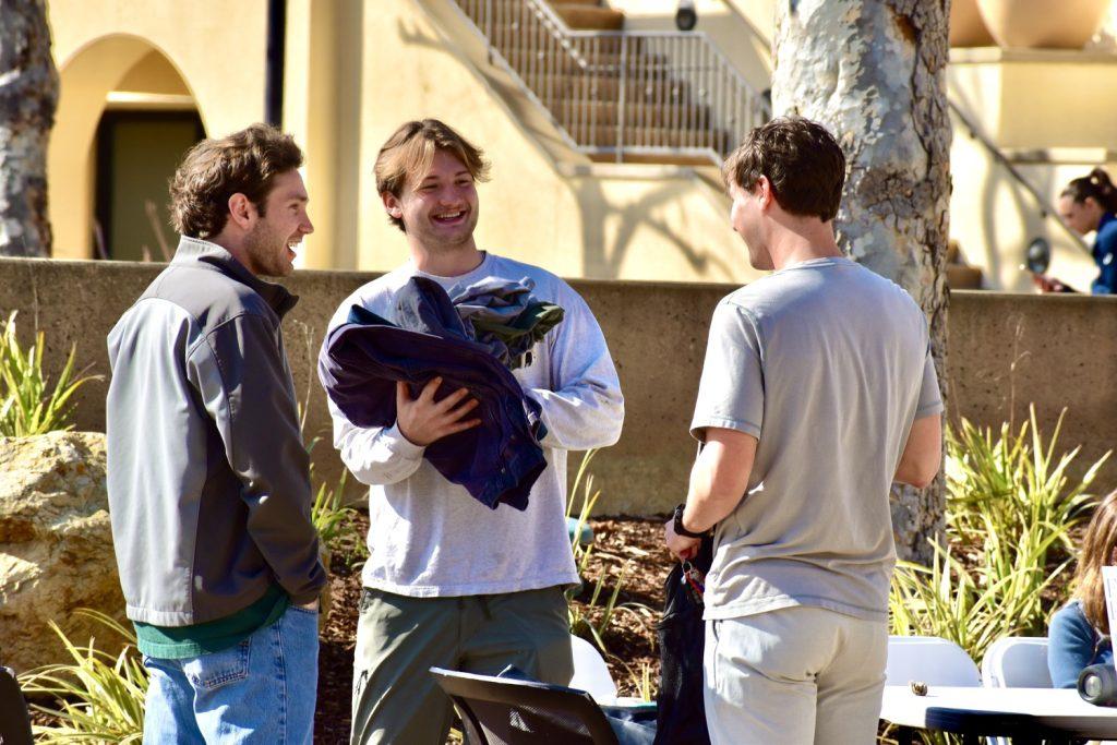 Three Pepperdine students converse in Mullin Town Square for the Delta Gamma, Interfraternity Council and Panhellenic Clothing Drive on Tuesday, Jan. 28. Pepperdine students returned back to campus Jan. 21, after spending a week virtual learning due to the recent California fires. Photos by Mary Elisabeth