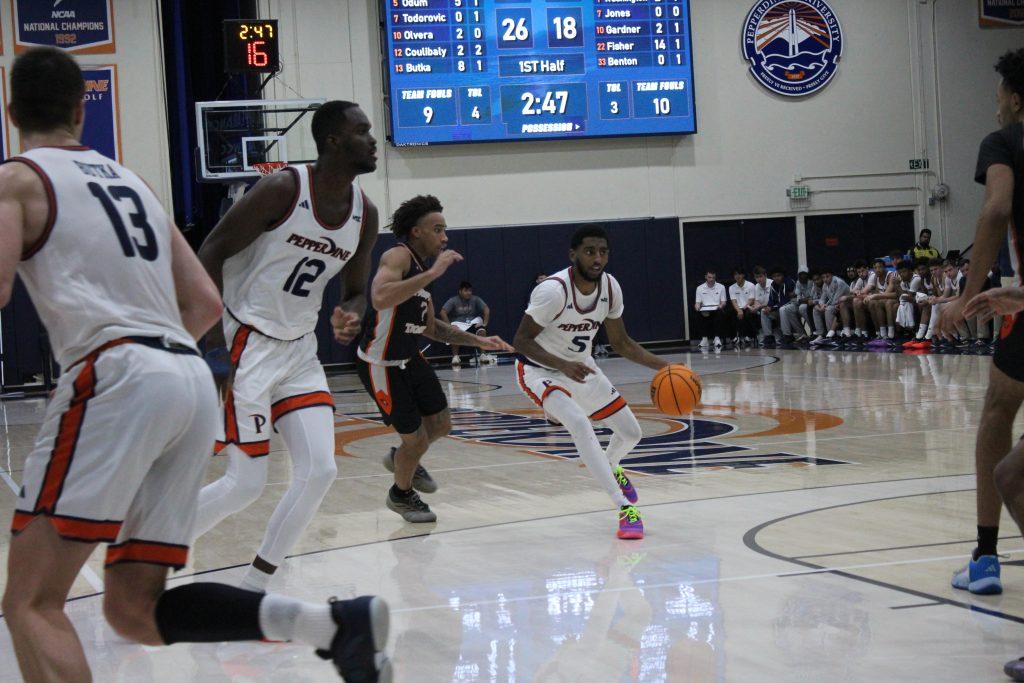 Junior guard Moe Odum looks to drive the paint against Pacific at Firestone Fieldhouse on Jan. 25. Odum lead the team in assists with five.