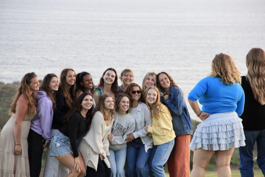 A group of seniors smiles while taking a picture together on Alumni Park on April 7. Seniors had the opportunity to enjoy free food, get merch from SGA's vault and perform at Coffeehouse.