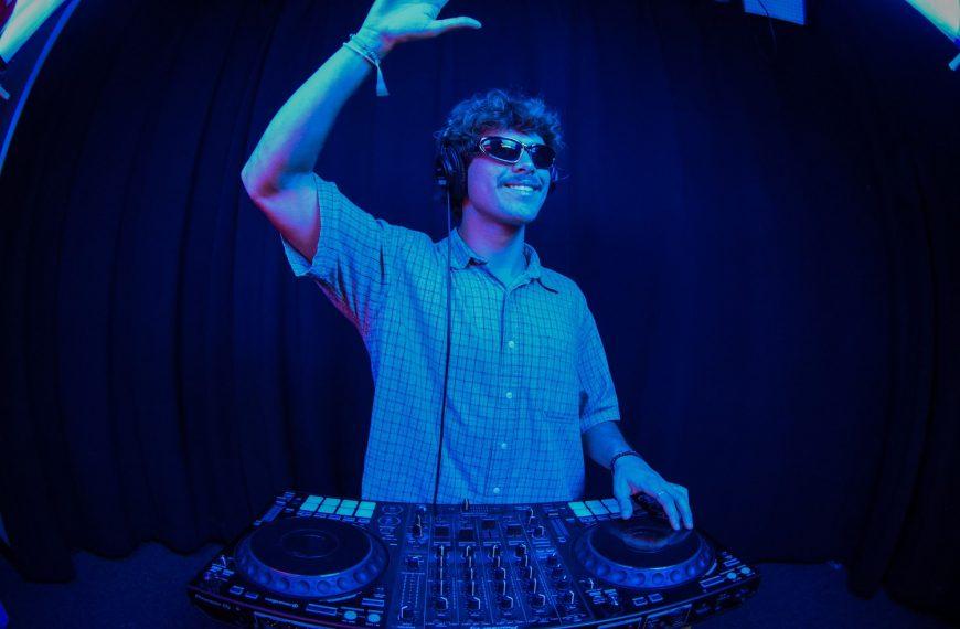 Socializing Through Stress: How House Music Helps Students’ Social Lives