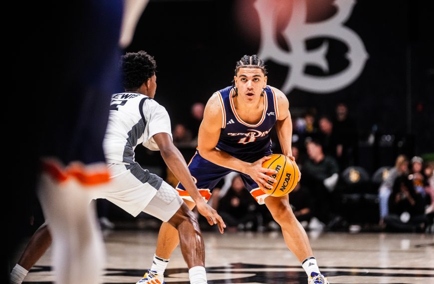 Men’s Basketball Falls in Back and Forth Battle with Long Beach State