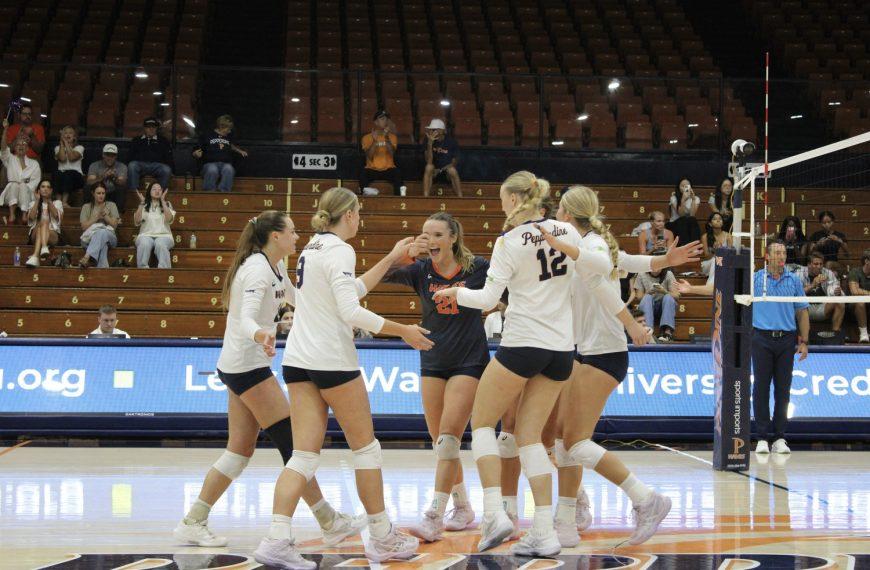 Women’s Indoor Volleyball Continues Winning Streak with Sweep Against Pacific